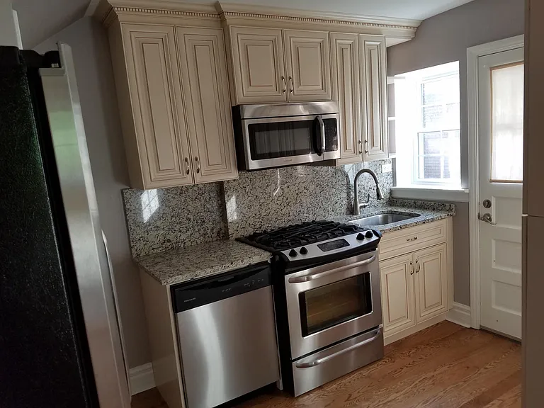 202 Green Bay Rd — Photo 2