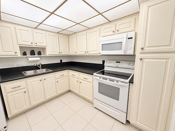 4th image of 2025 NE 164th St APT 919