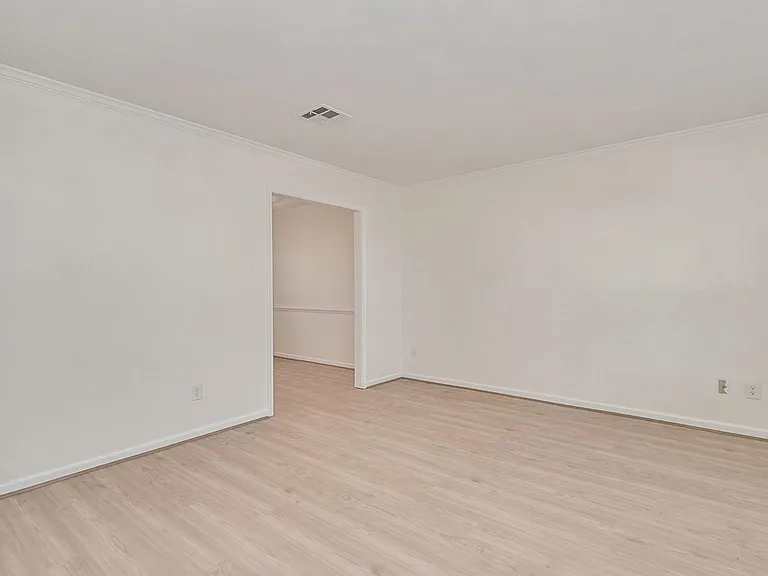 1221 Garth Ct — Photo 3