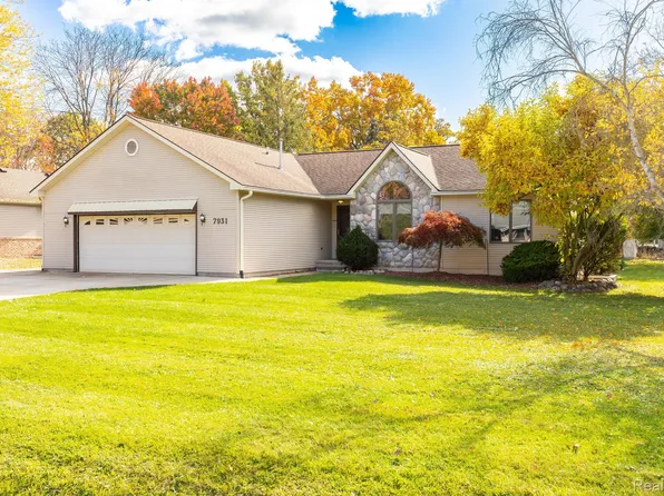 7931 Stout Ave, Grosse Ile, MI 48138