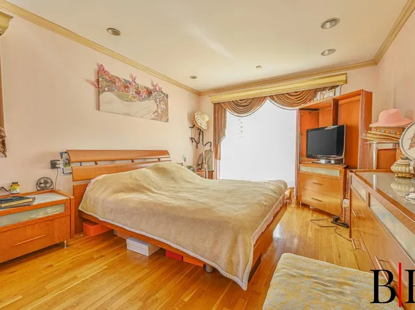 2445 East 65th Street image 11 of 30