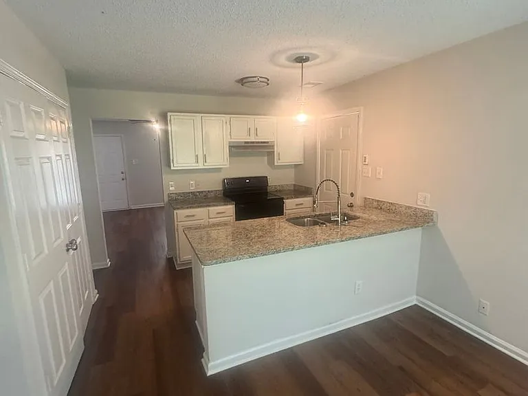 4567 Addington Dr — Photo 2
