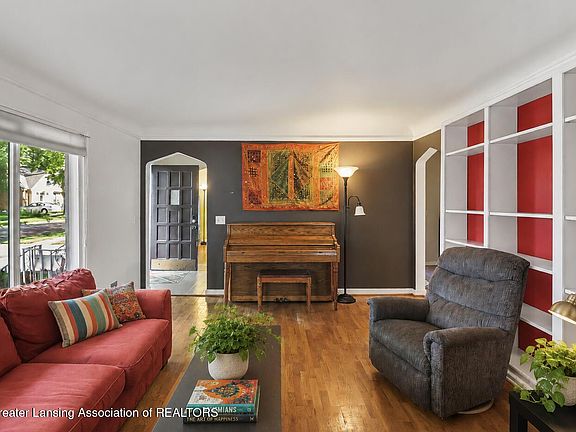 5th image of 531 Durand St