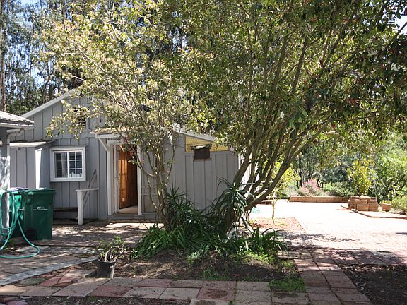 Common entry at car port