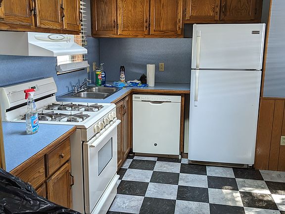 3rd image of 1074 Helen Ln