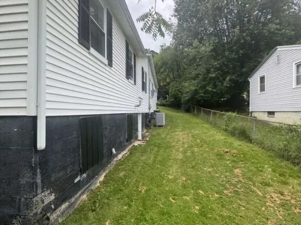 133 3rd St, Mount Hope, WV 25880