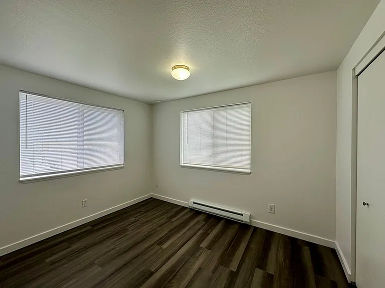 2025 Yew St — Photo 8