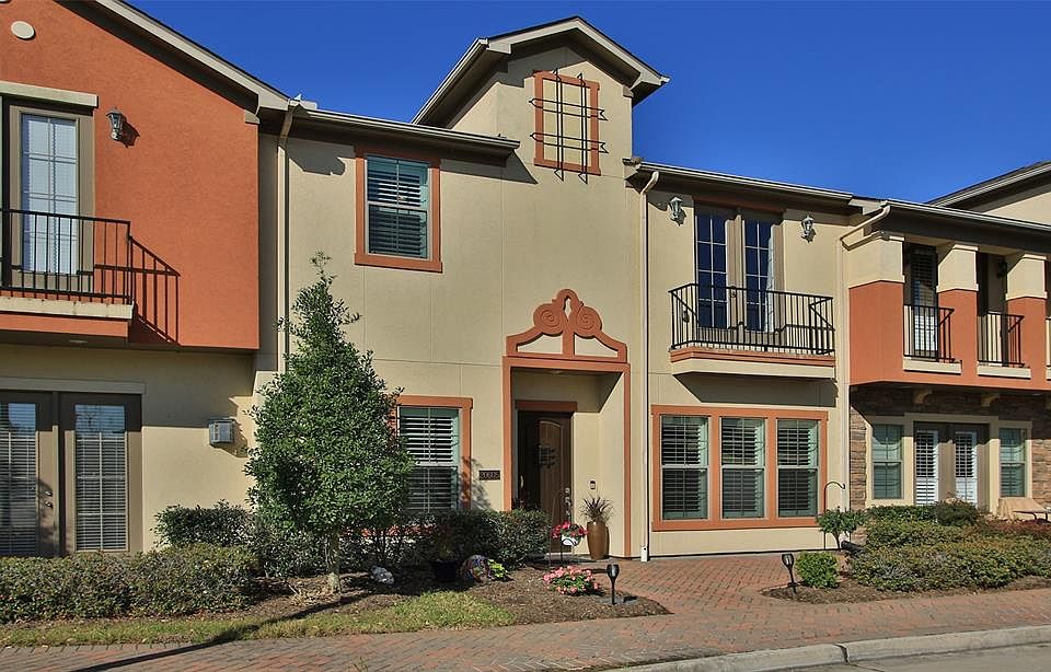Welcome to this beautiful community of Vintage di Vita! View of the townhome from the street!