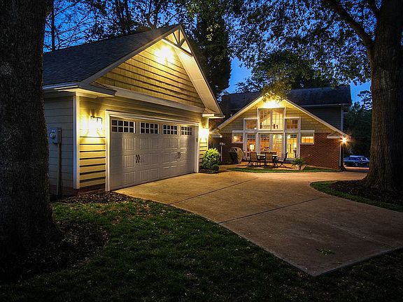 5th image of 812 McDonald Ave