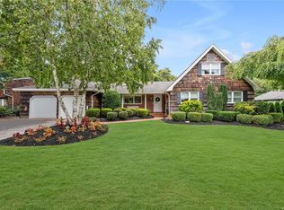 17 W Maple Rd, Greenlawn, NY 11740