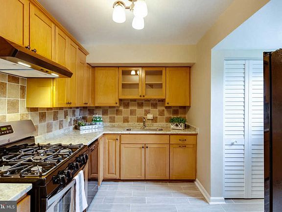 4th image of 5928 Mayflower Ct