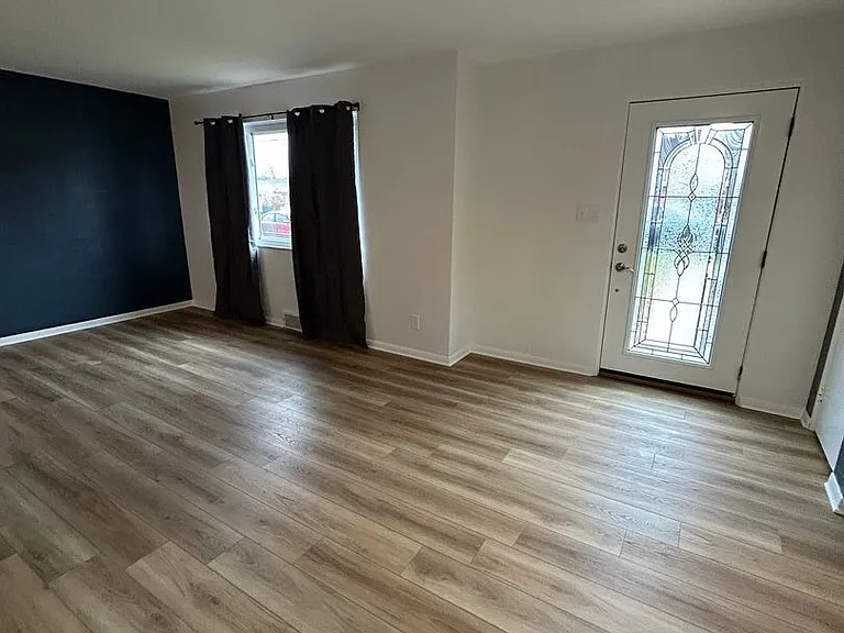 506 Crescent Boulevard Ext — Photo 9
