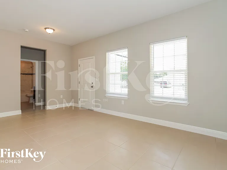 568 Hummingbird Ct — Photo 3