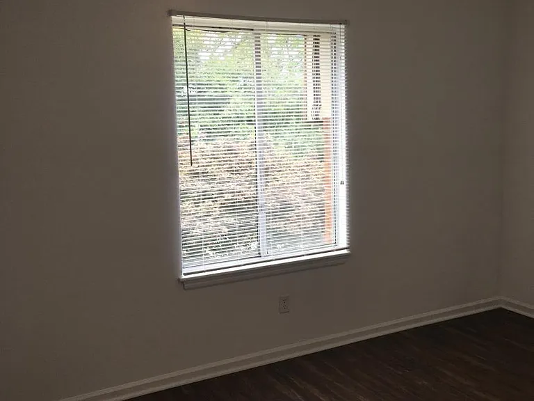 Lakeside Plaza Apartments — Photo 10