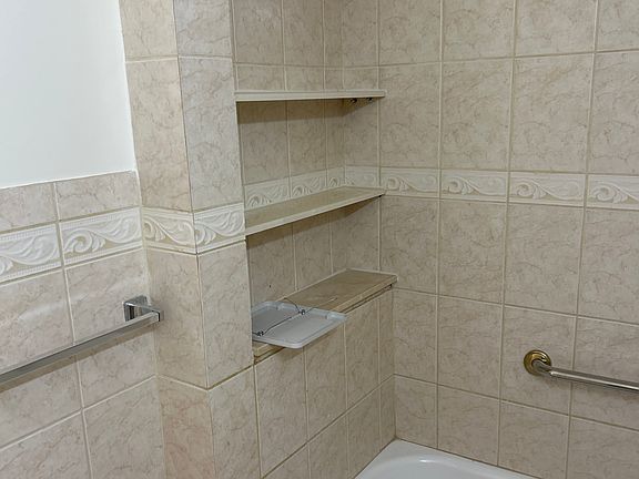 3rd image of 914 E 211th St #3