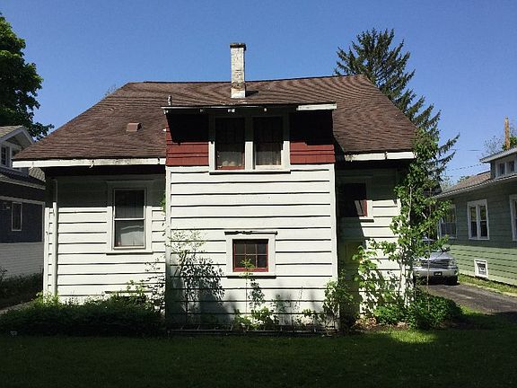 3rd image of 421-23 Seneca Dr