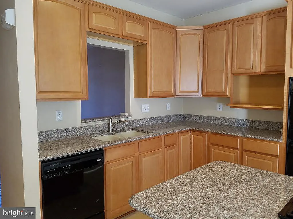 3 bed, 3.5 bath, 2299 sqft, $3,000 — Photo 2