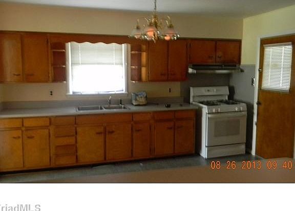 4th image of 1925 Belcrest Dr
