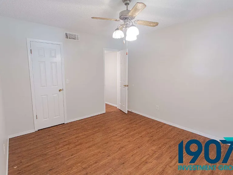 1201 Kings Ct — Photo 16