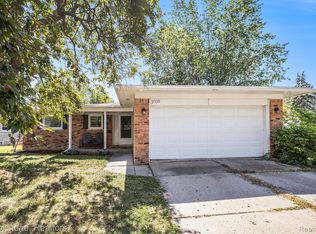 2530 Rhodes Dr, Troy, MI 48083