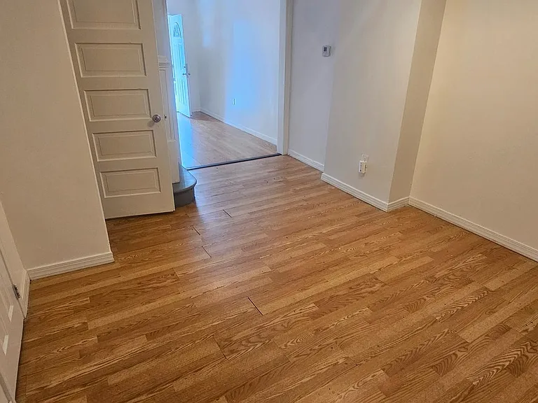 2548 Oswego Ave — Photo 5