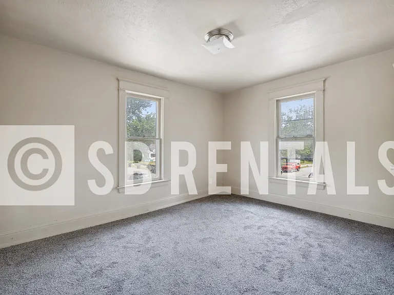 135 E Bowman St — Photo 4