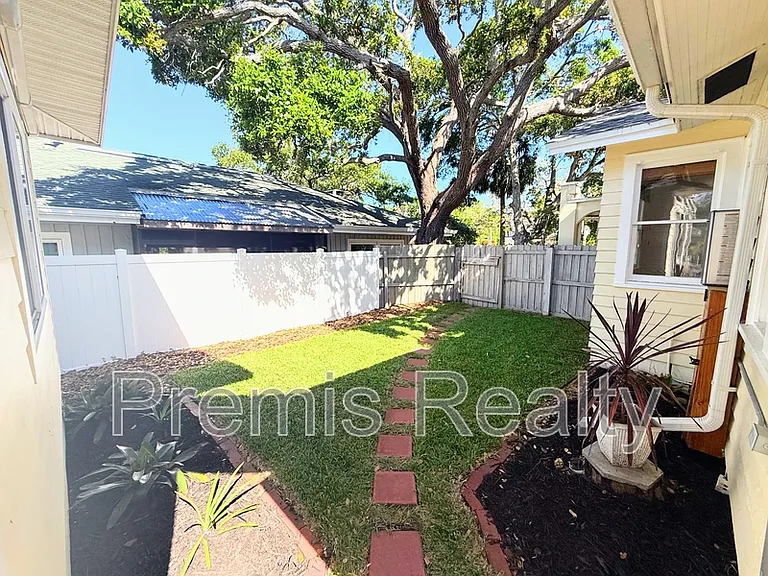1103 Charles St — Photo 27