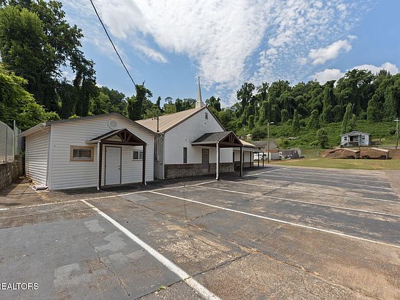 3rd image of 520 Yarnell Ave