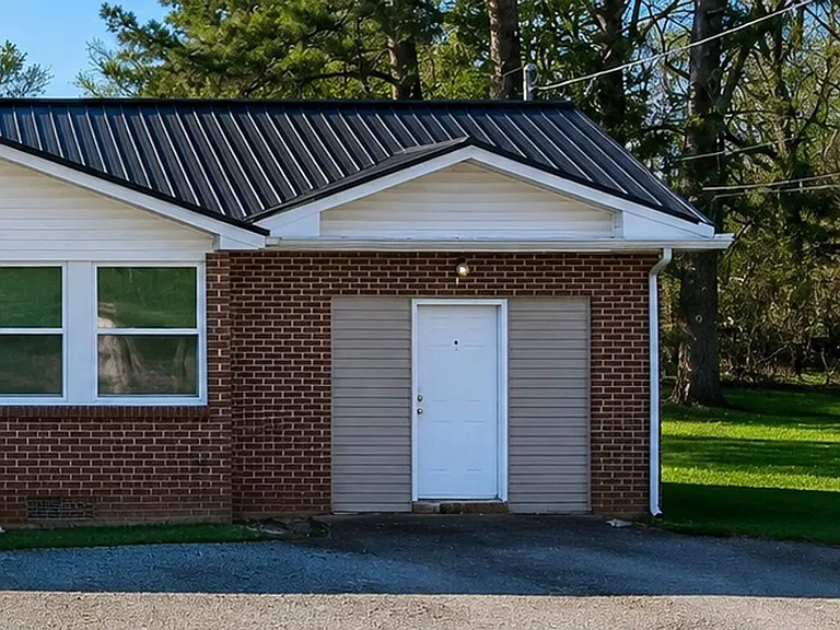 512 W Maple St — Photo 13