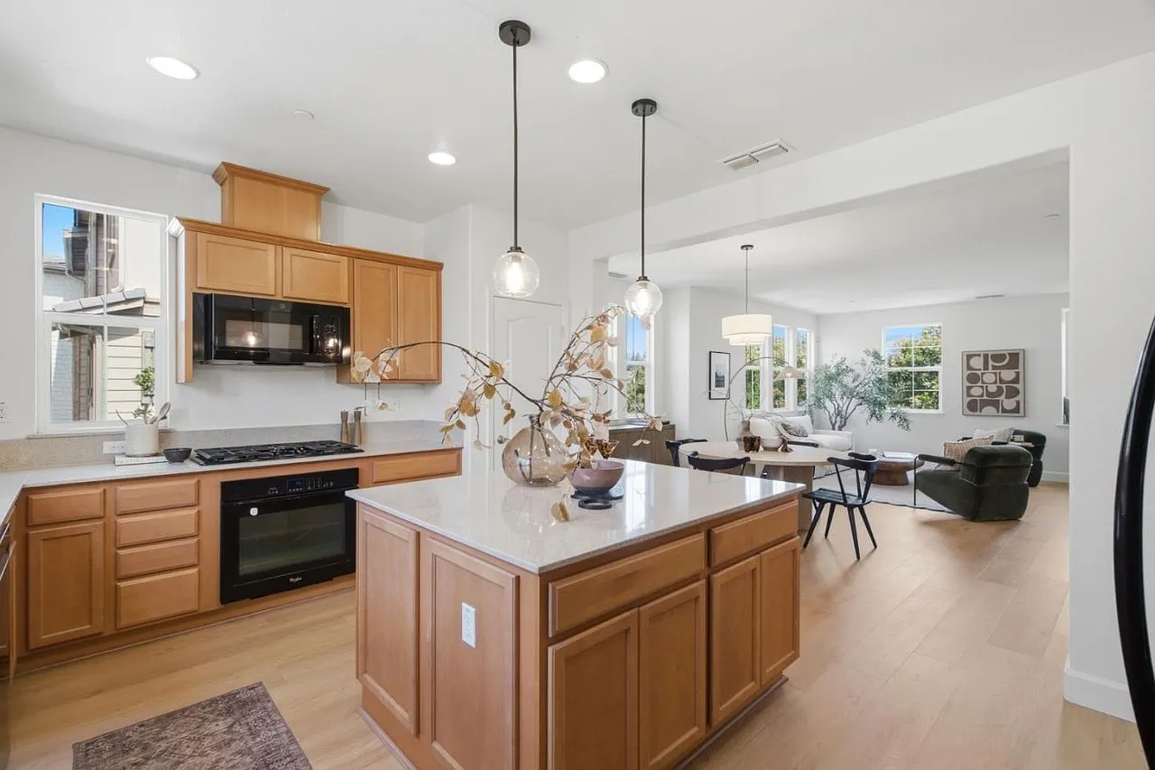 4 bed, 3.5 bath, 2002 sqft, $4,400 — Photo 4