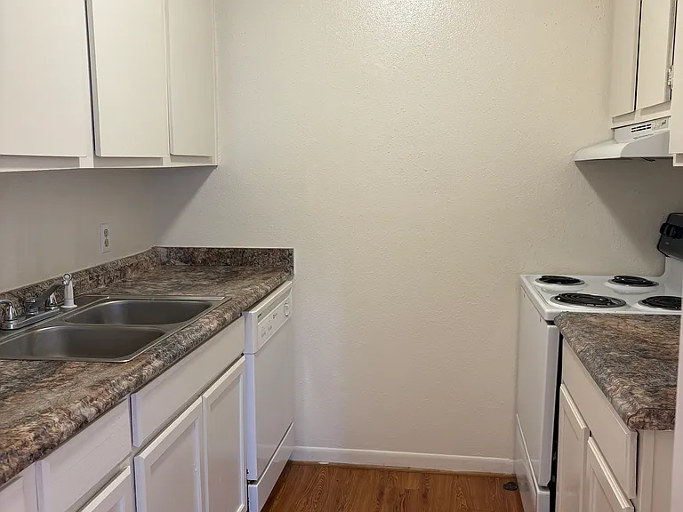 1805 Potomac Pl #C — Photo 3