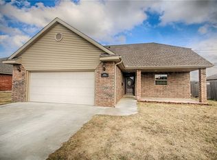 916 Ridgeway Dr, Moore, OK 73160