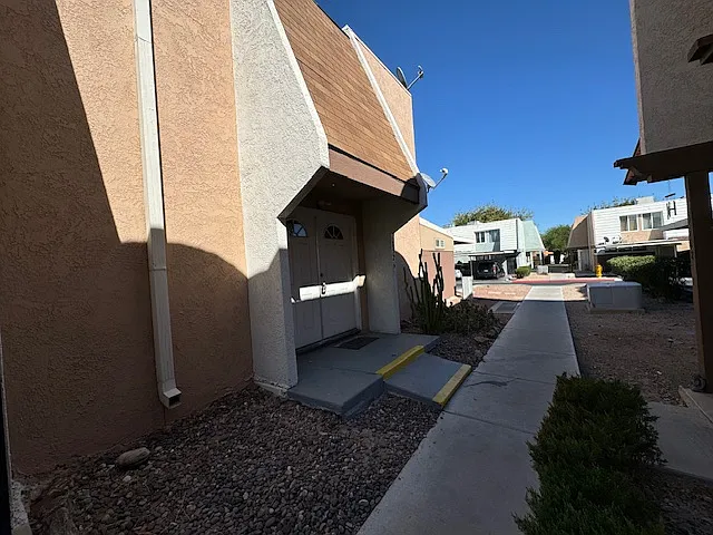 2 bed, 1.5 bath, 924 sqft, $1,250 — Photo 2