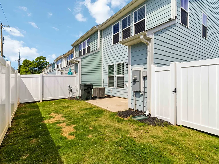 105 Cobden Ct — Photo 40