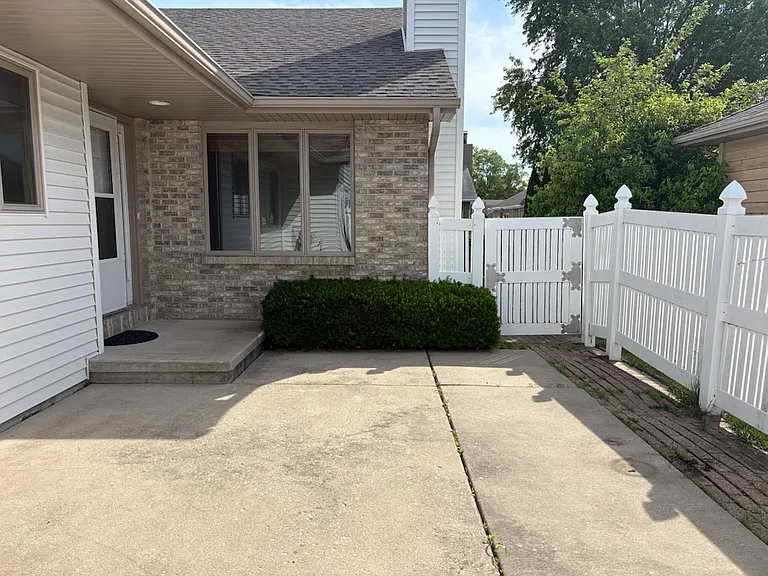 1148 Meadows Walk Dr — Photo 2