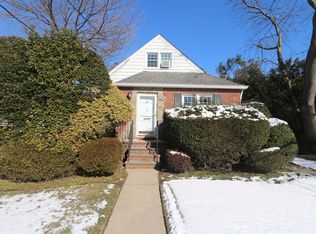 38 Hull Ave, New Hyde Park, NY 11040