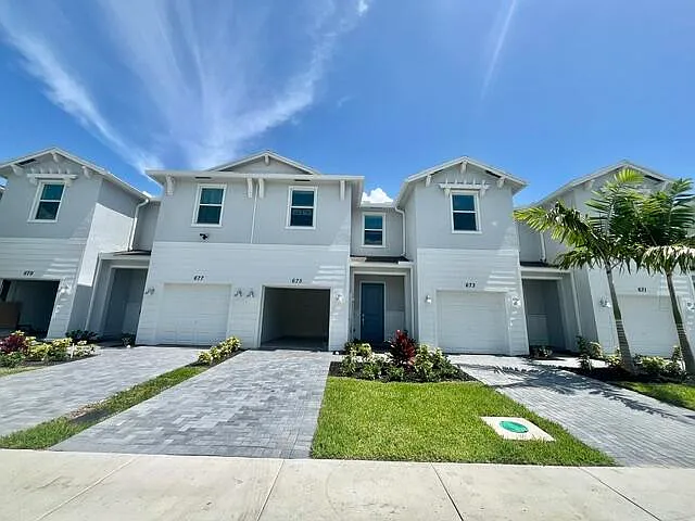 675 SE Lake Falls St — Photo 4