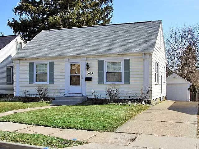 2025 Clifton Ave photo 1