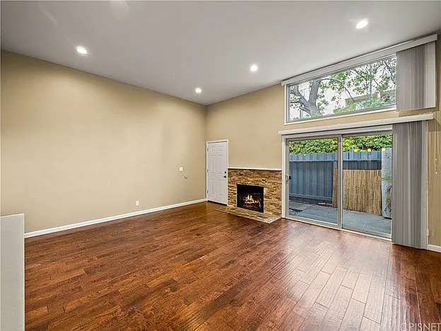 2054 Los Feliz Dr — Photo 4