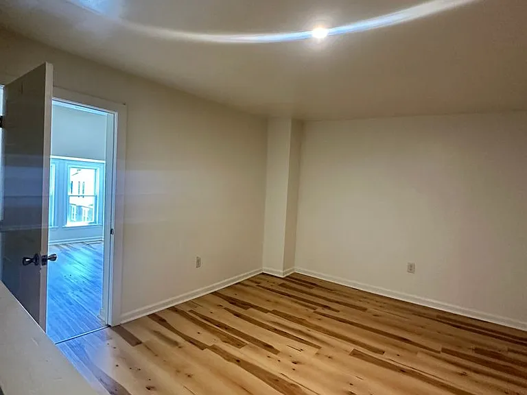 1211 W Poplar St — Photo 13