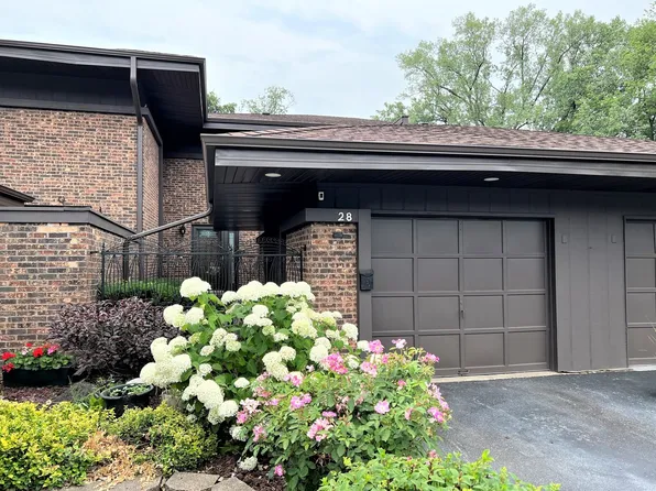 28 Cedar Creek Ct, Palos Heights, IL 60463