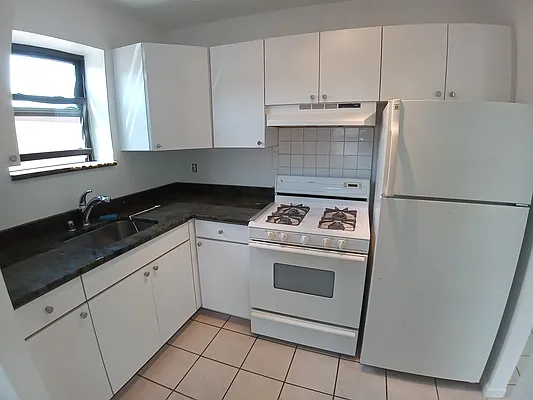 Rented by Halvatzis Realty | media 1