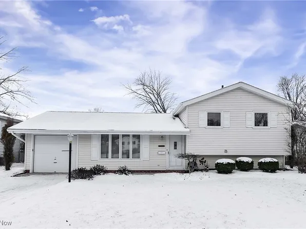 24833 Chase Dr, North Olmsted, OH 44070