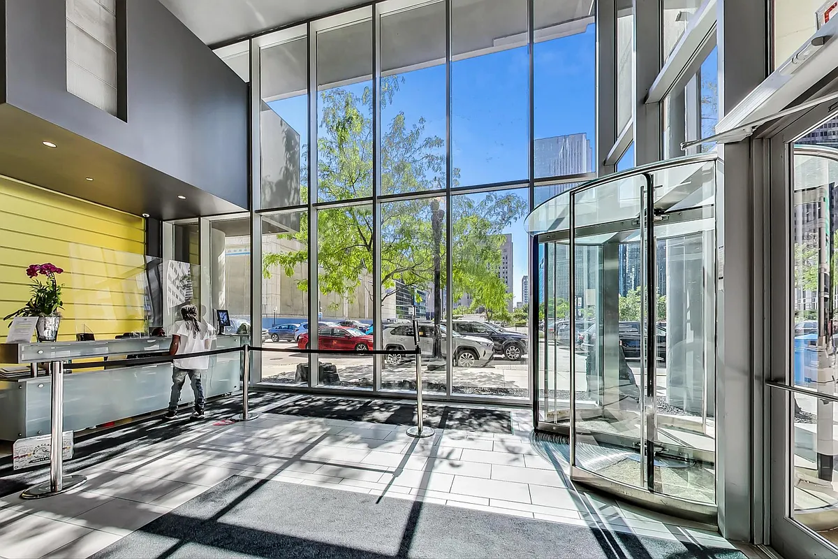 Building Photo - 235 W Van Buren St #4507