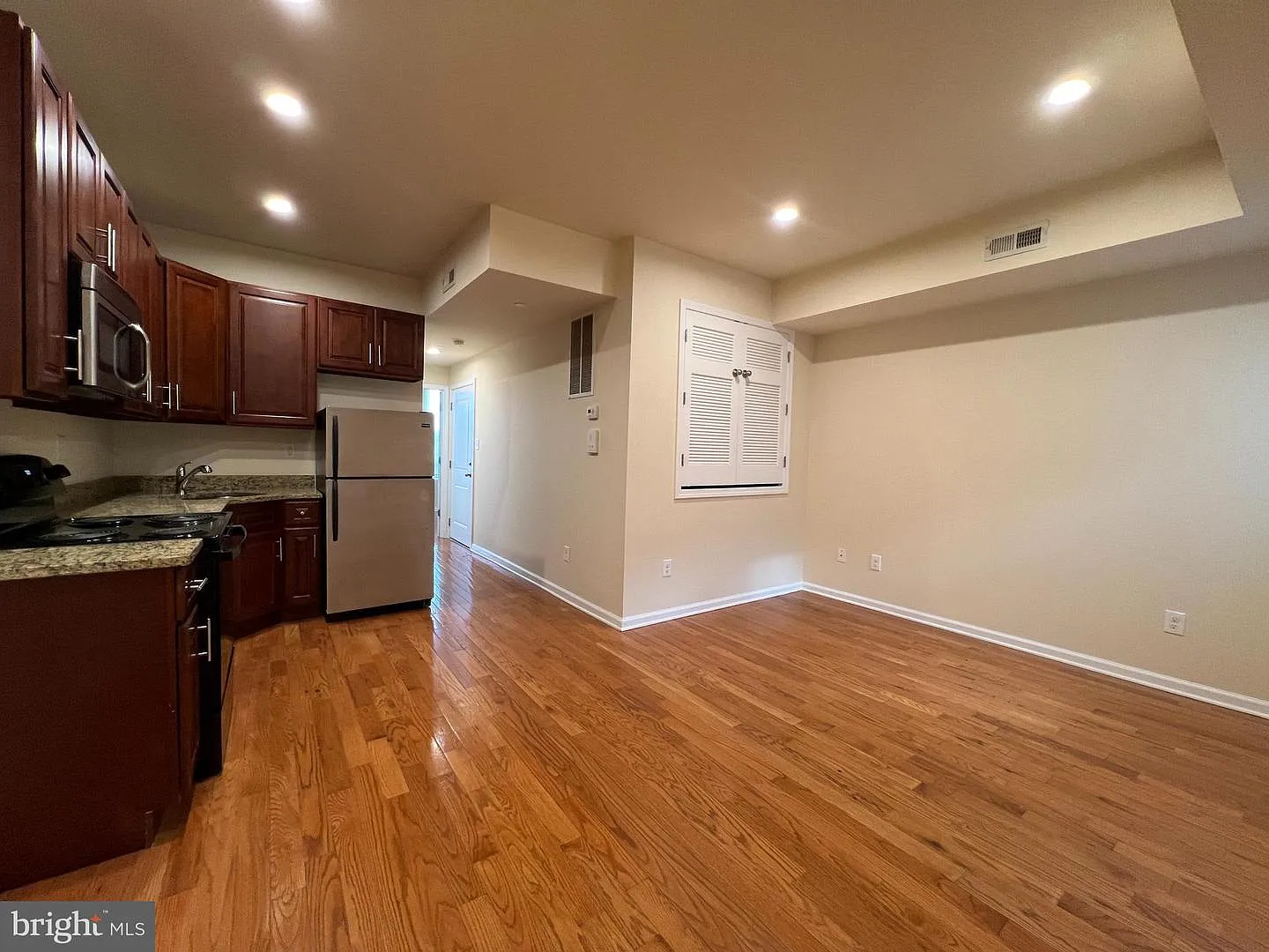 4 bed, 1000 sqft, $1,800 — Photo 3