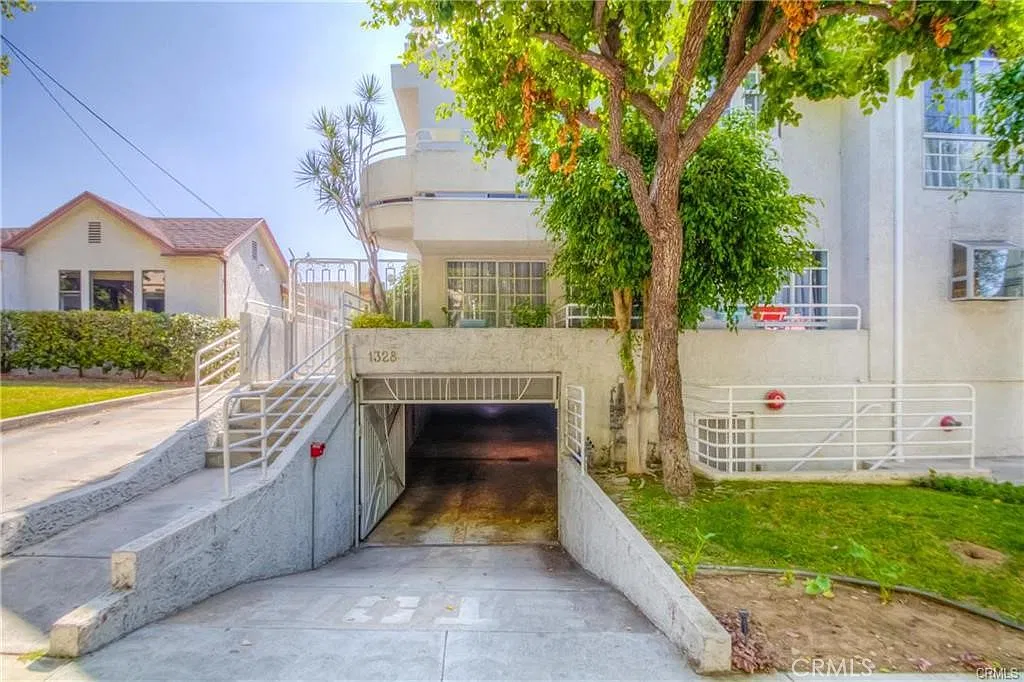 3 bed, 2.5 bath, 1516 sqft, $3,950 — Photo 3