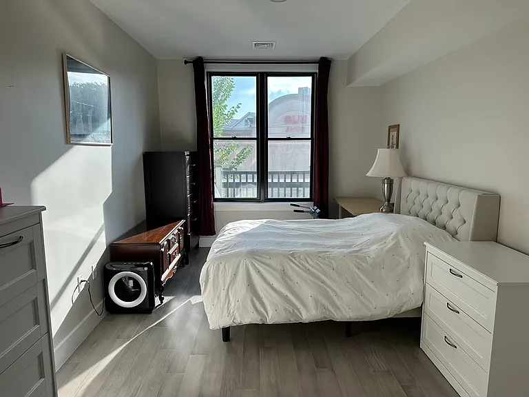 305 Webster Ave — Photo 4
