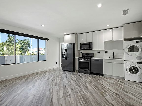 2nd image of 955 N Oxford Ave #5