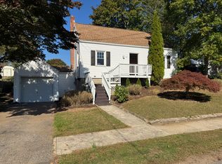 305 Roger Williams Rd, Bridgeport, CT 06610