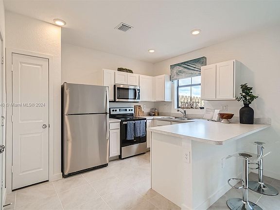 4th image of 443 NE 13th St #443